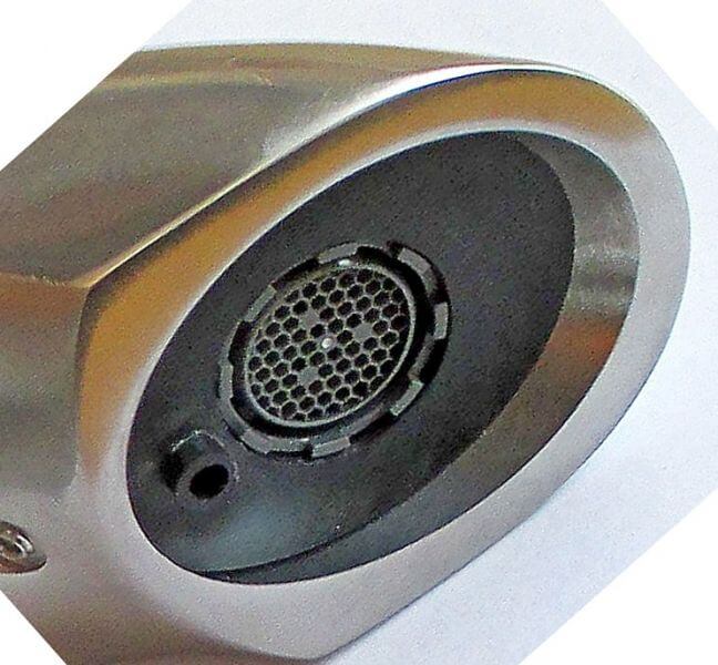 LOex Sens-Inox Tuko SP Edelstahl Sensorstandarmatur, mit integriertem Seifenspender, Detail Auslauf